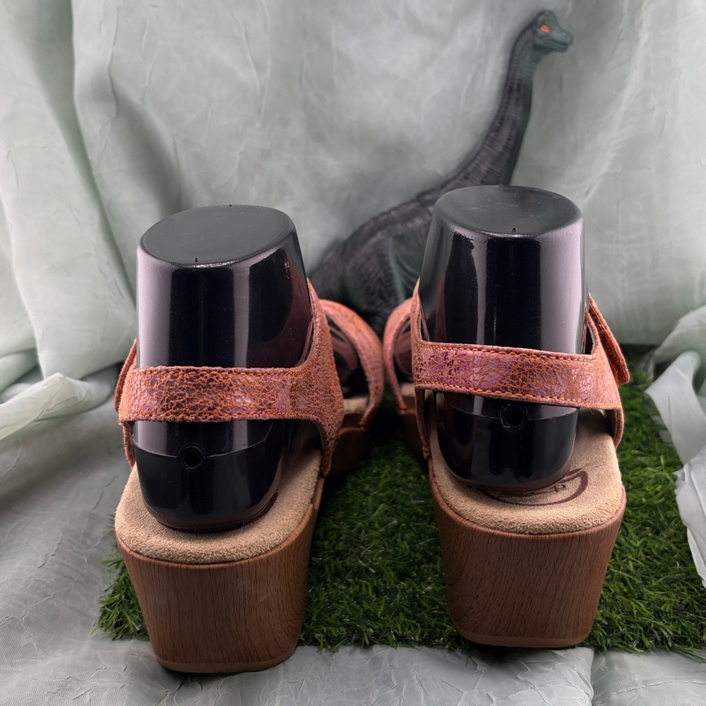 Dansko Women’s Sonnet Pink Embossed Metallic Floral Wedge Sandals | 38 - Picture 4 of 15